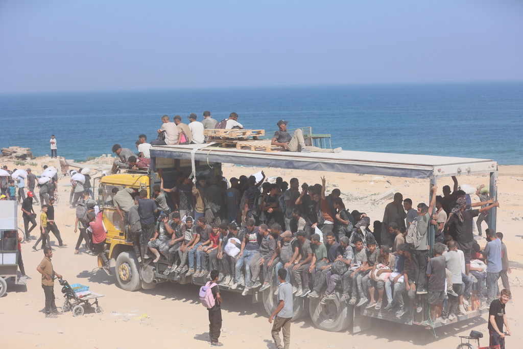 فلسطينيون يتوجهون إلى شمال قطاع غزة لمحاولة الحصول على مساعدات غذائية مع دخول شاحنات تقل مواد الإغاثة.